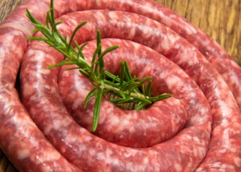 Torta salata con patate e salsiccia