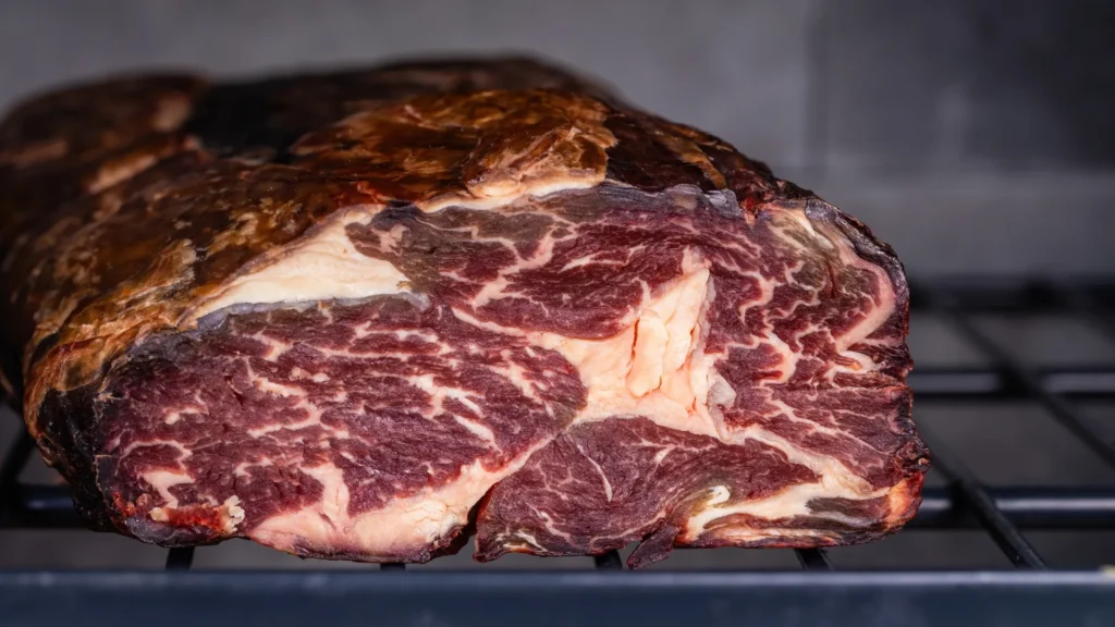 Carne Dry Aged cos’è, come cucinarla e perché sceglierla