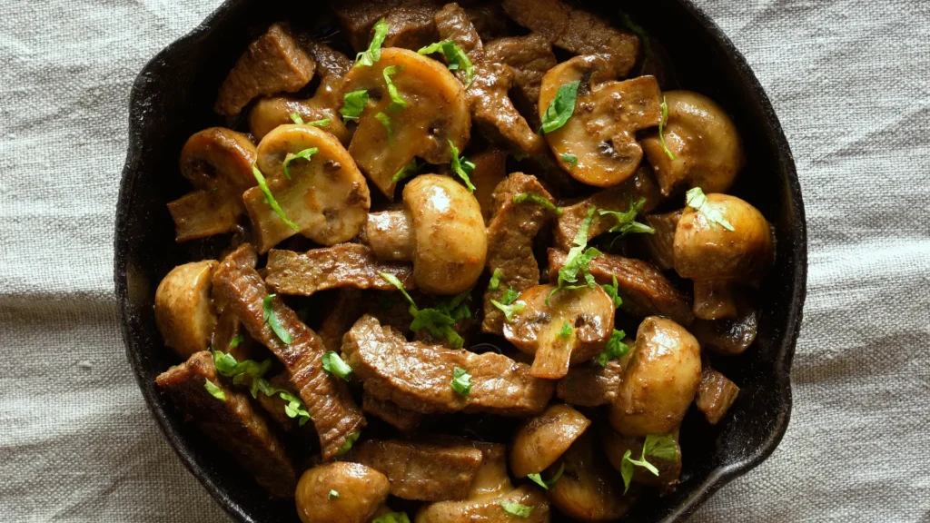 Carne e funghi: i migliori abbinamenti autunnali e come cucinarli